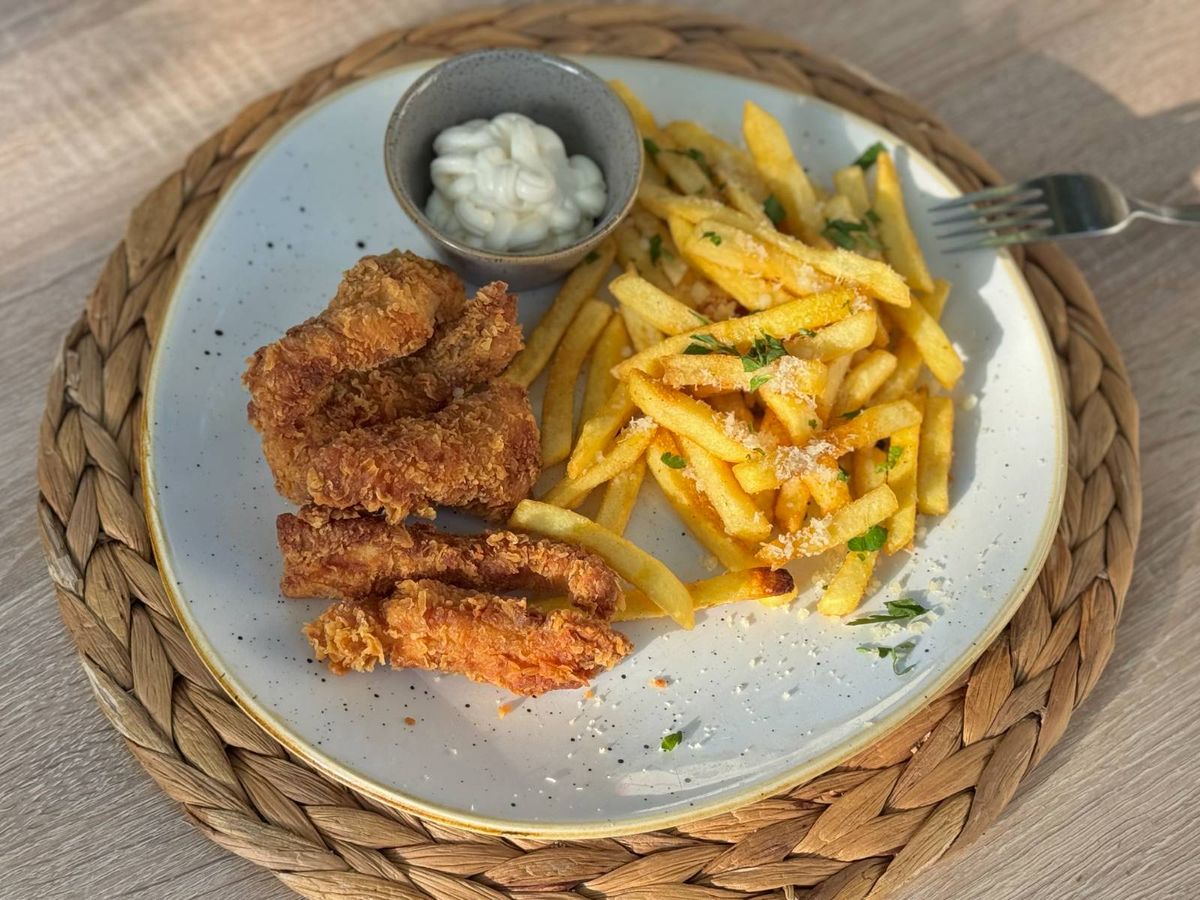 Șalău Crispy cu Cartofi Prăjiți și Sos de Usturoi